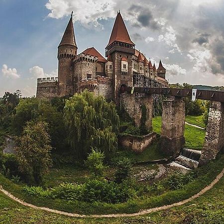 Affordable Apartment Close To The Castle Hunedoara Exterior foto